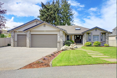 3 reasons to trust the pros for your driveway washing needs